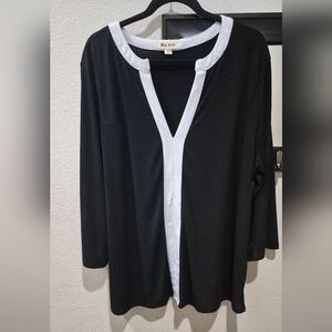 Blue Mood Black & White Contrast V-Neck Tunic Top  Size 2X. EUC